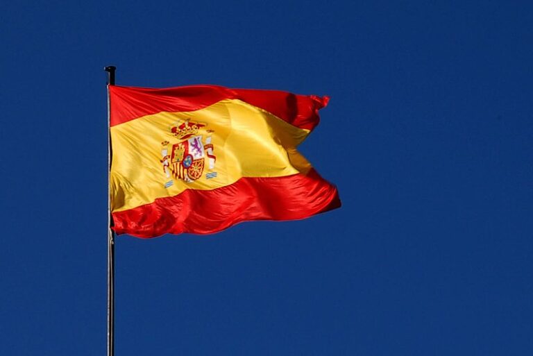 Spanish flag, waving. Photo by César Astudillo