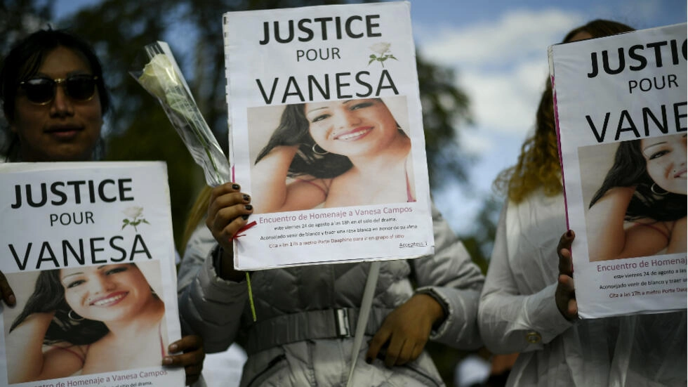 Protesters holding up a banner that says 'Justice pour Vanesa'